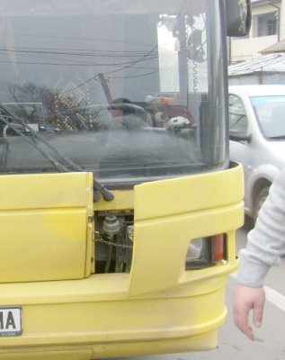Un autobuz RATC a fost buşit de un Ford